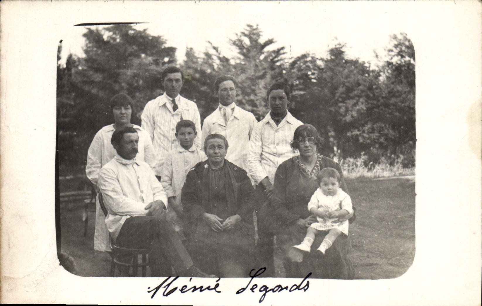 Famille Legards — photographie en extérieur — légendée à la main