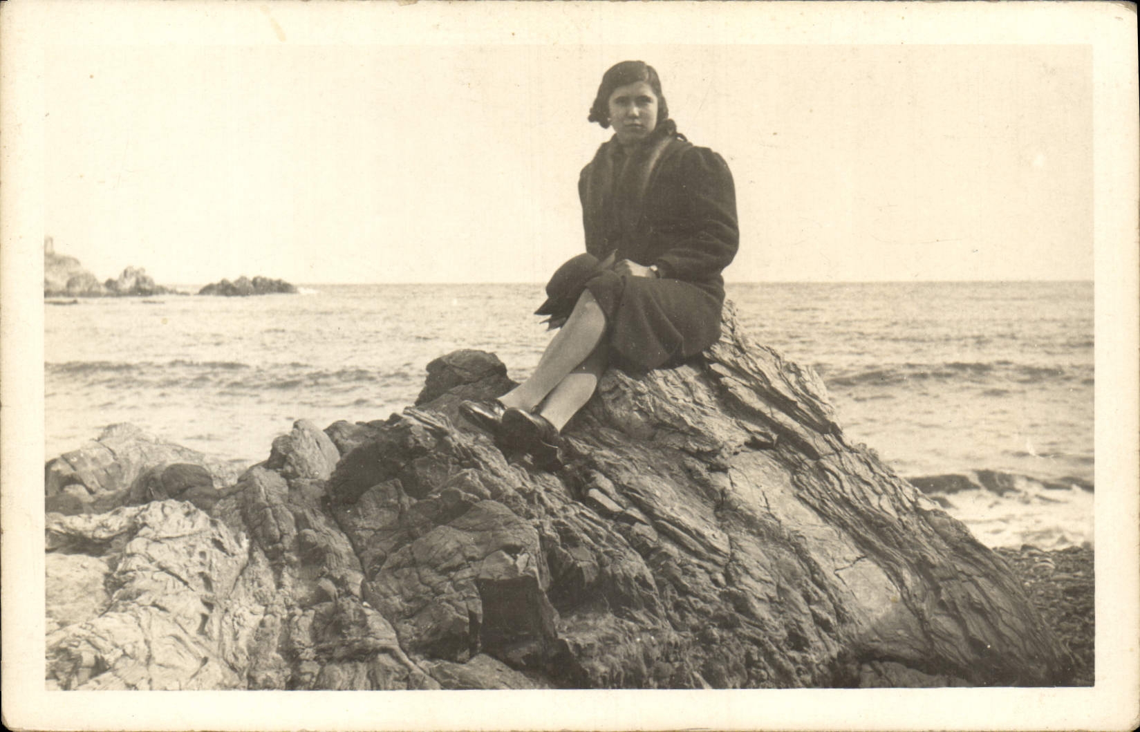 Femme assise sur un rocher — plage — carte postale de Banyuls, Mars 1938