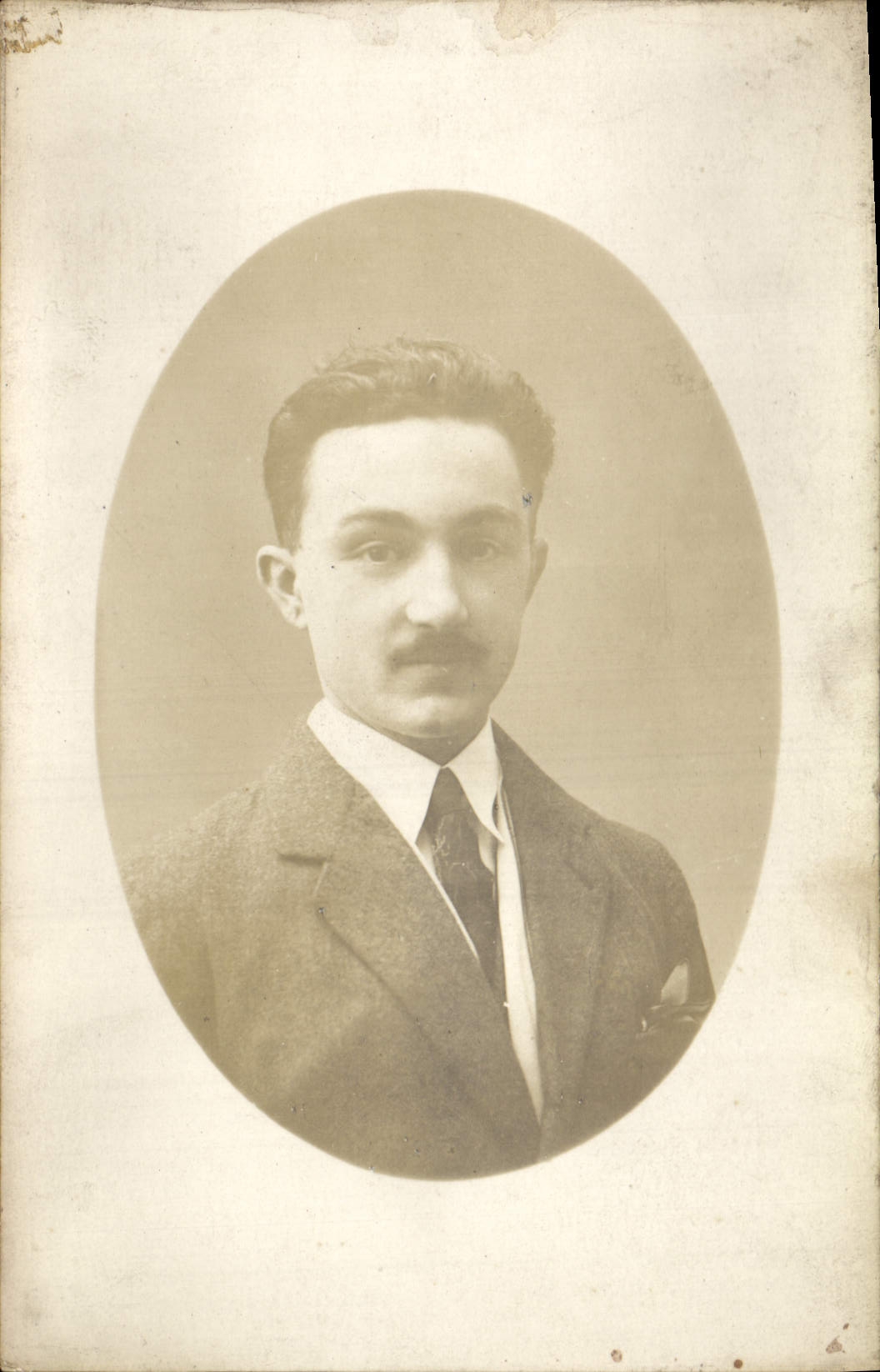 Portrait d'un homme — époque 1920-1930 — sans éditeur ni numéro visible
