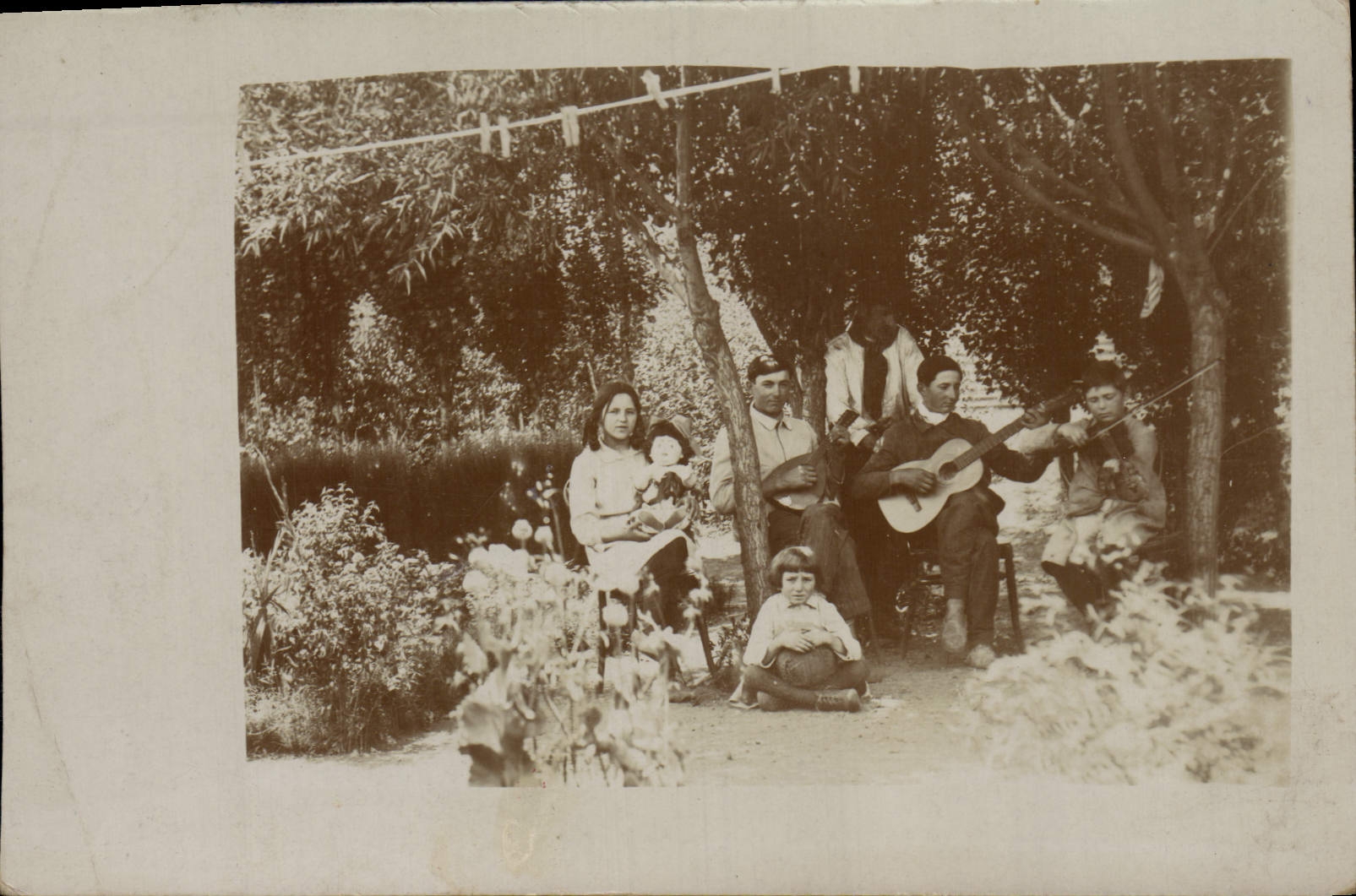 Famille et amis en plein air — scène musicale — éditeur CPAPHIL, n° 5