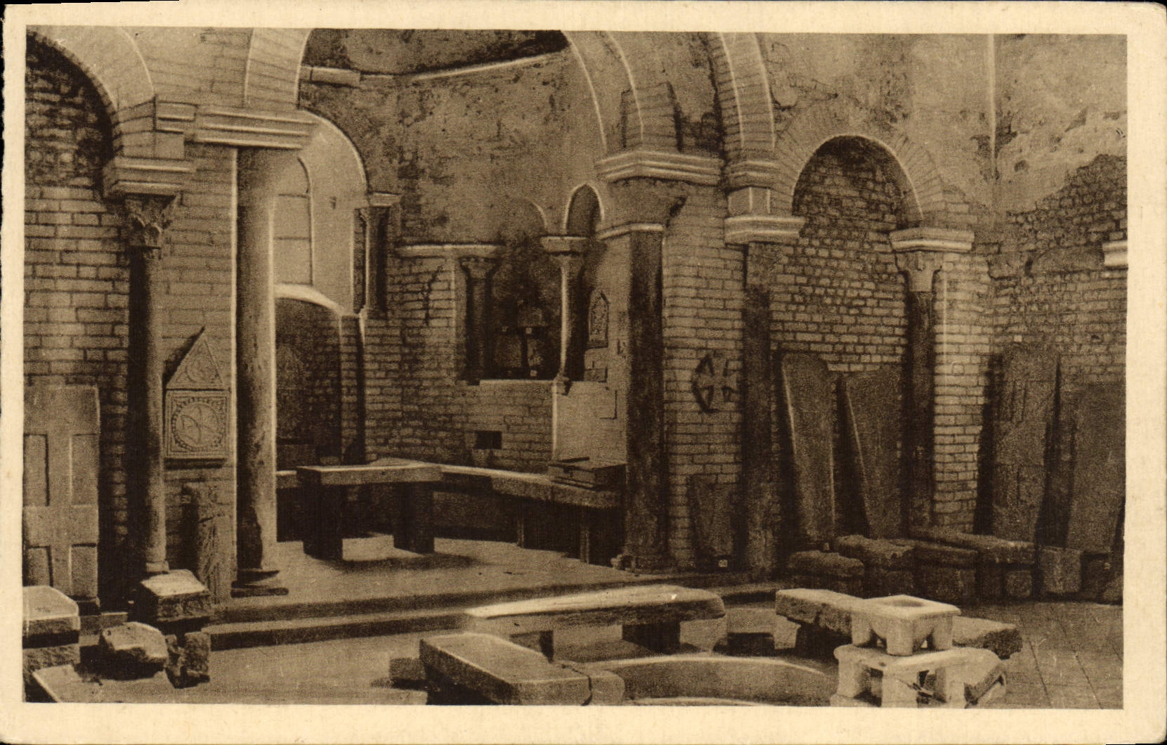 Poitiers — Baptistère Saint-Jean — piscine du baptistère au IVe siècle — J. Robouchun