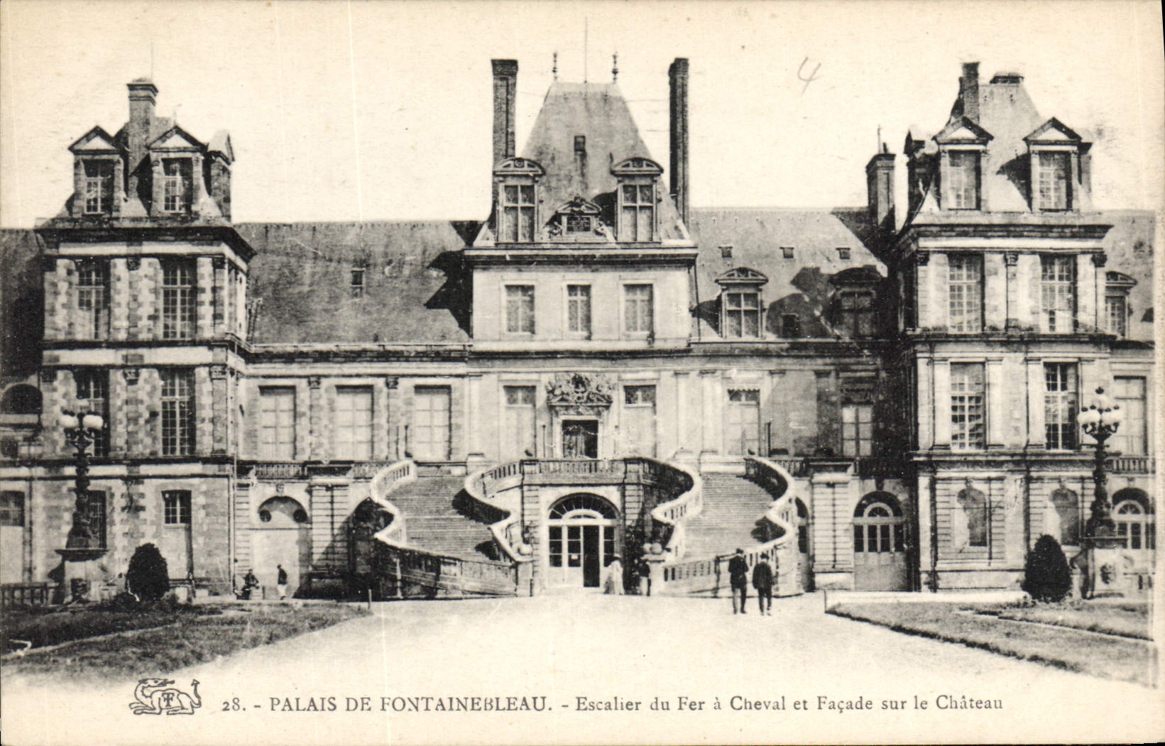 Palais de Fontainebleau — Treppen des Eisenpferdes und Fassade zum Schloss — n°28