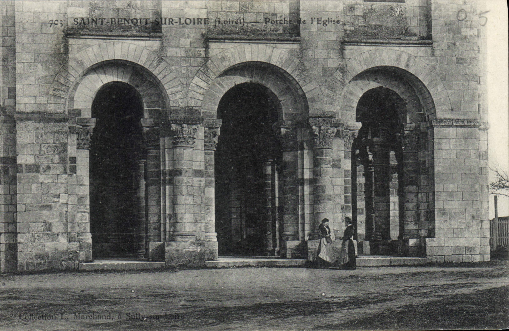 CPA Saint Benoit sur Loire Porche de l'Eglise 
