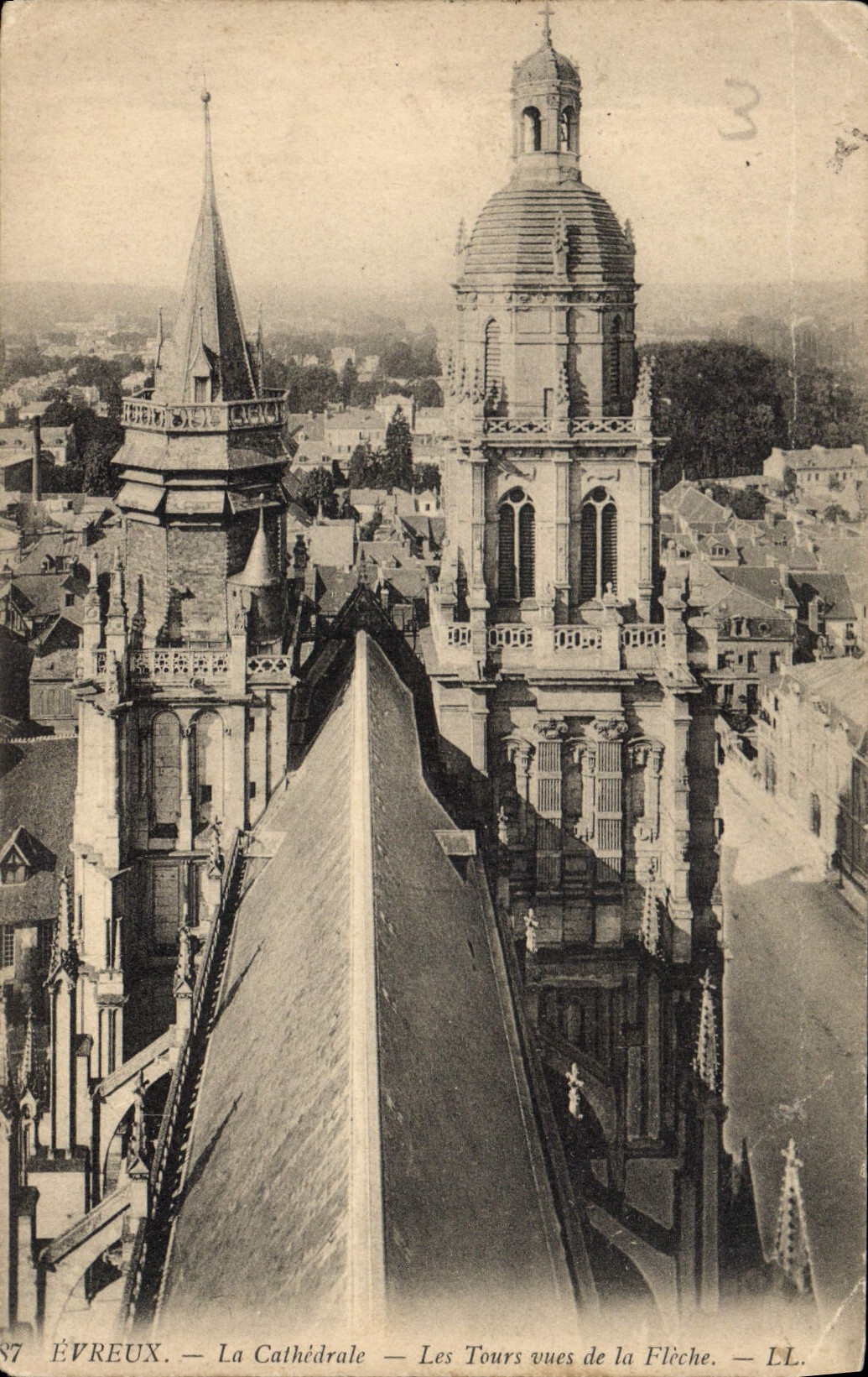 CPA Evreux La Cathedrale Les Tours vues de la Fleche