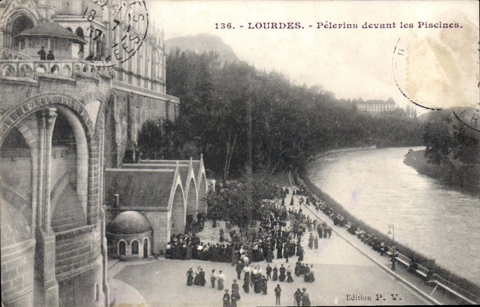 CPA Lourdes Pelerins devant les Piscines 