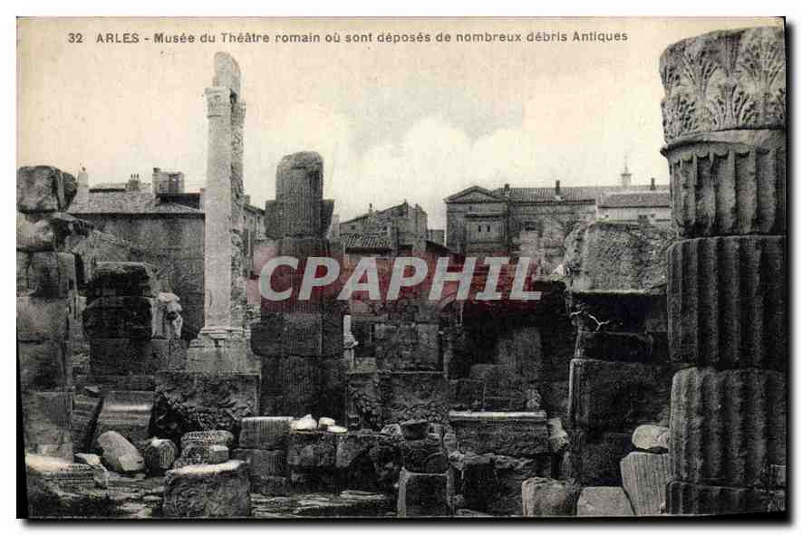 Arles — Museum des römischen Theaters, in dem viele antike Relikte aufbewahrt werden — Serie 32