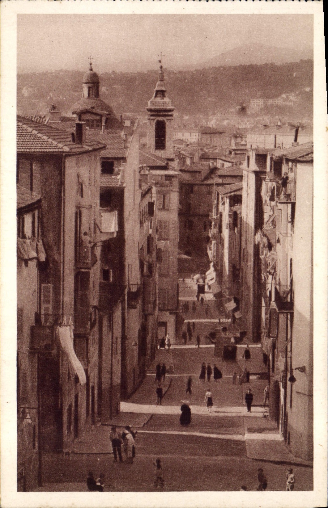 CPA Cote d'Azur Nice Une rue de la Vieille Ville 