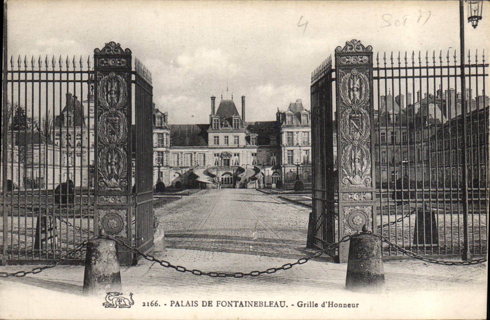 Palais de Fontainebleau — Grille d'Honneur — éditeur anonyme, n° 2166