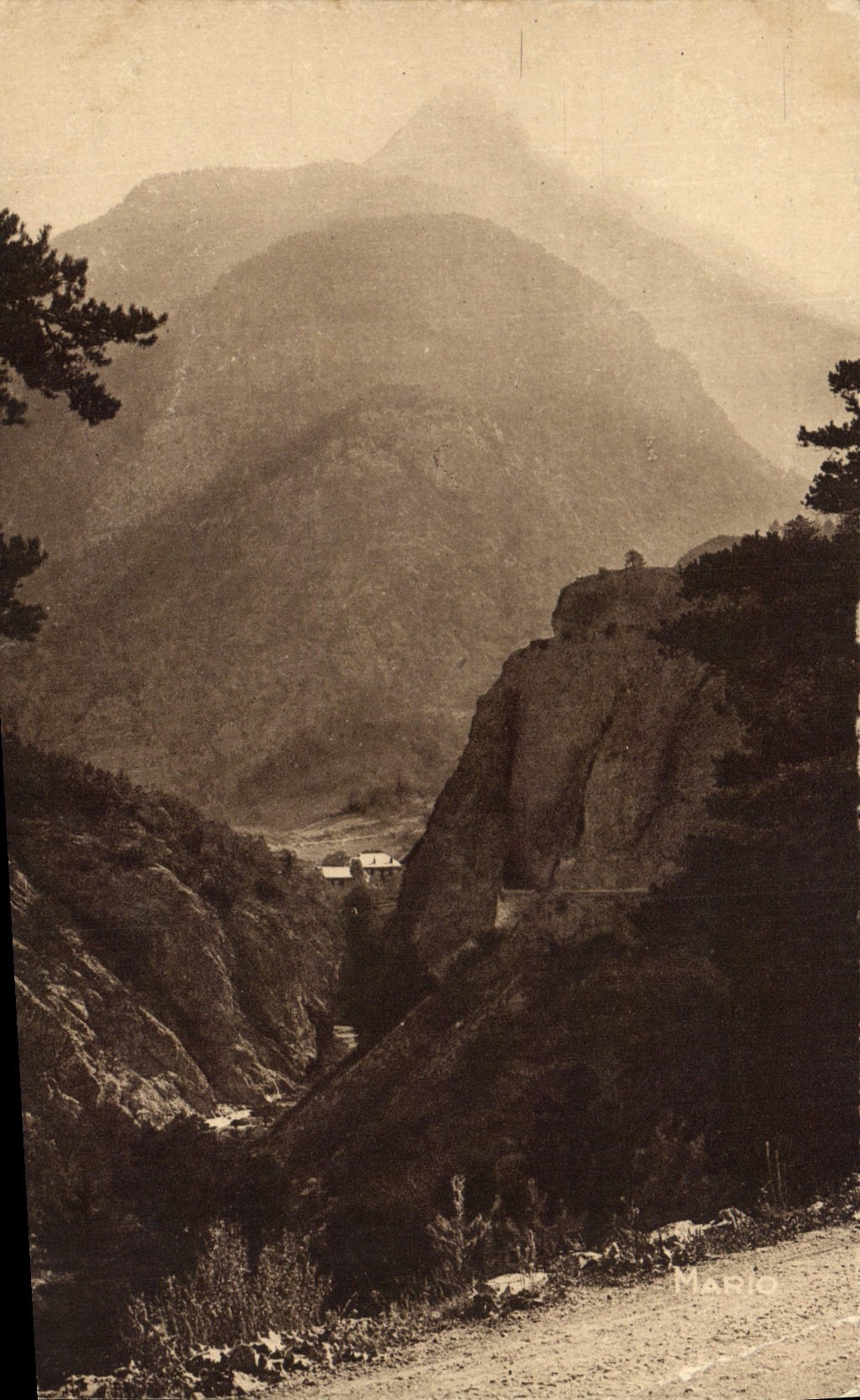 CPA Environs de Guillestre Gorges du Gull au fond la Maison du Roy 