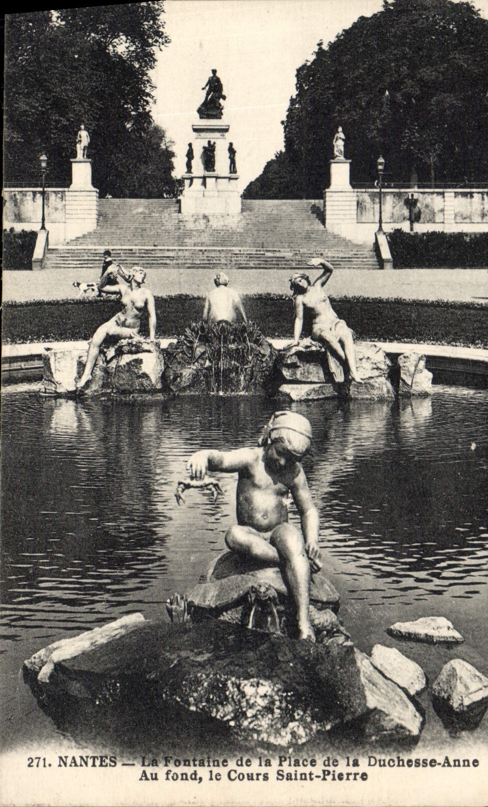 CPA Nantes La Fontaine de la Place de la Duchesse Anne Au fond le Cours Saint Pierre 