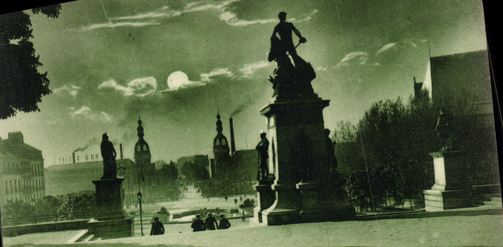 CPA Nantes la Nuit Le Monument aux Morts et la Place de la Duchesse Anne 