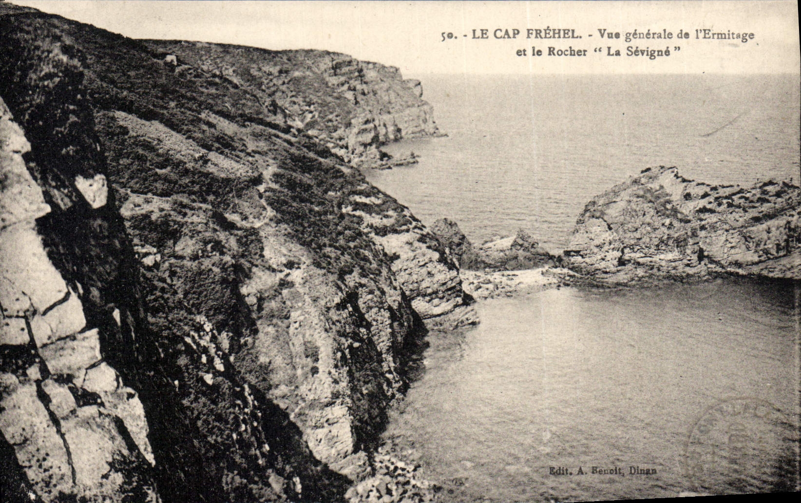 Le Cap Fréhel - Vue générale de l'Ermitage et le Rocher "La Sévigné" — Edit. A. Benoît, Dingen