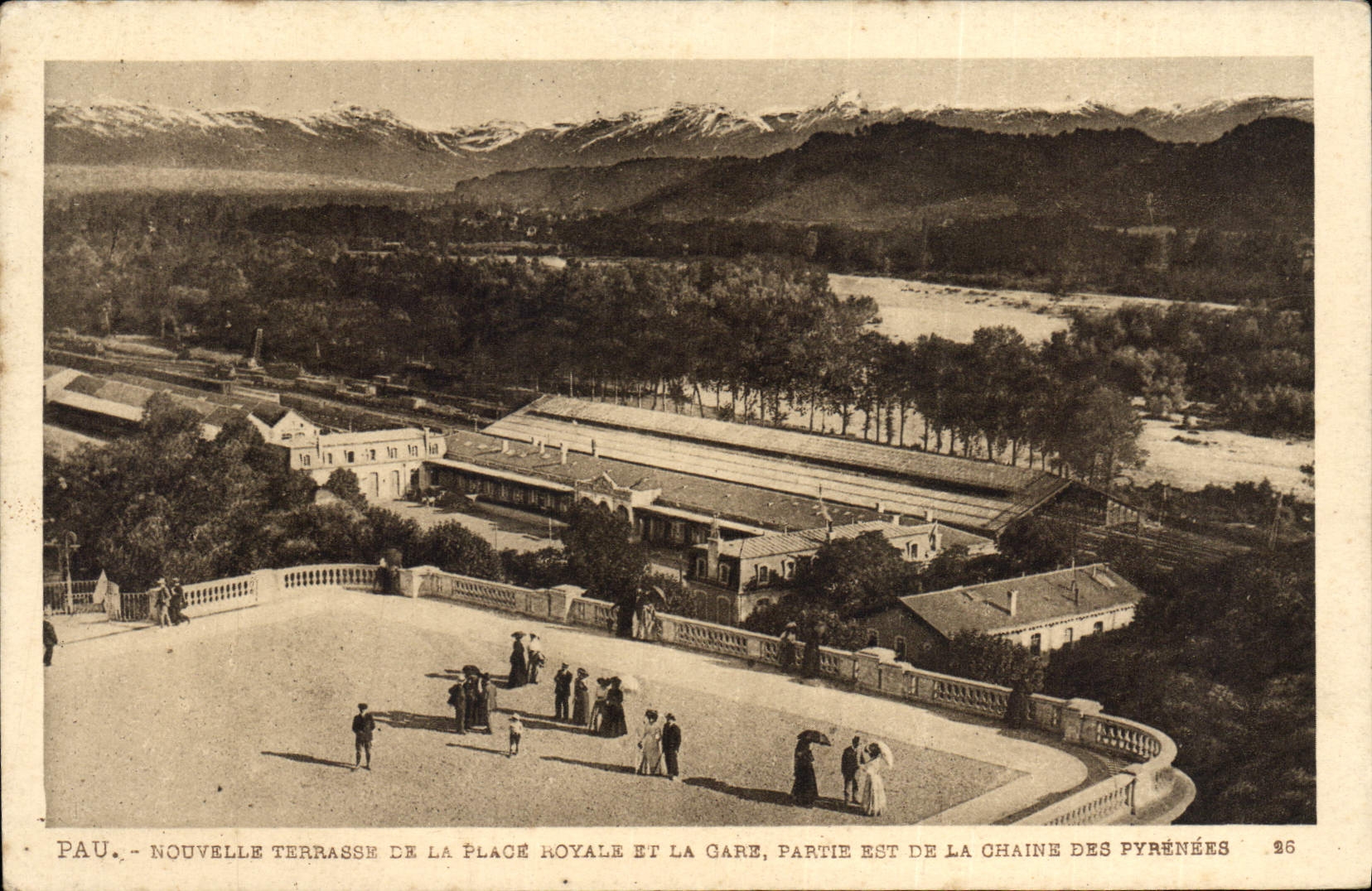 Pau - Nouvelle terrasse de la Place Royale et la gare, partie est de la chaîne des Pyrénées — Héliogravure Labouche Frères, n° 26