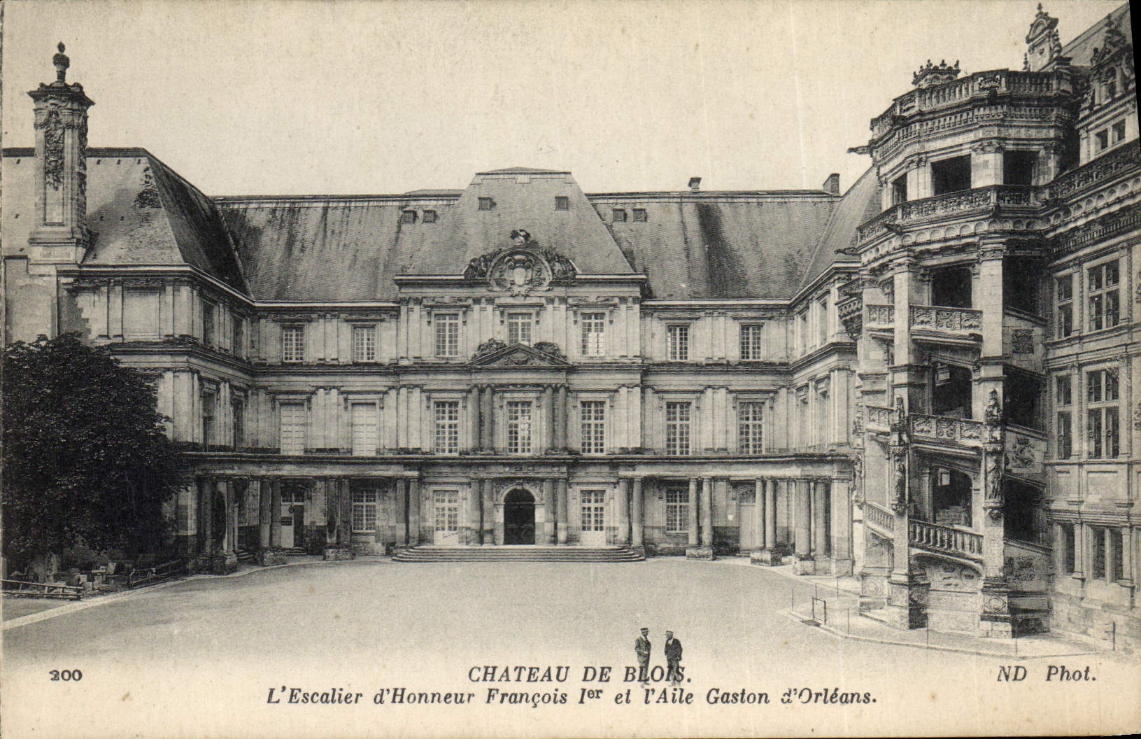 CPA Chateau de Blois L'Escalier d'Honneur Francois I et l'Aile Gaston d'Orleans 