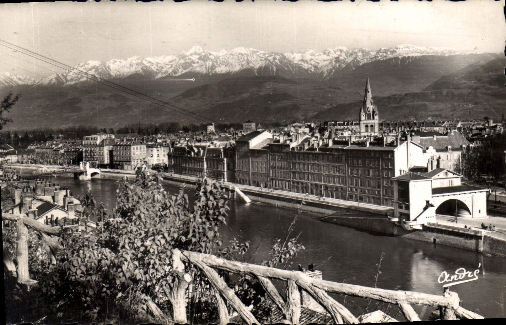 Grenoble — Vue générale et la Chapelle des Alpes — André