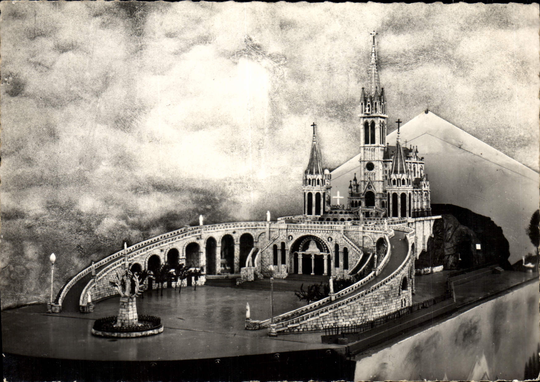 CPA Cette ceuvre est entierement construite en os et represente la Basilique de Lourdes 