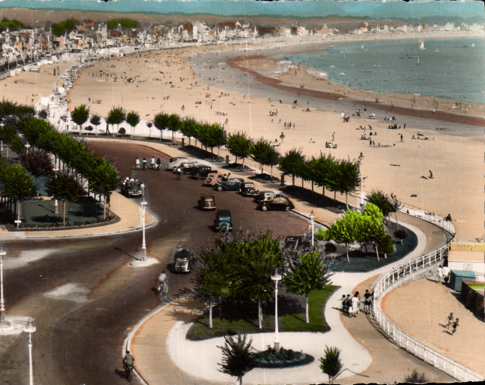 CPA La Baule Vue generale de la Plage et des Jardins devant le Casino 