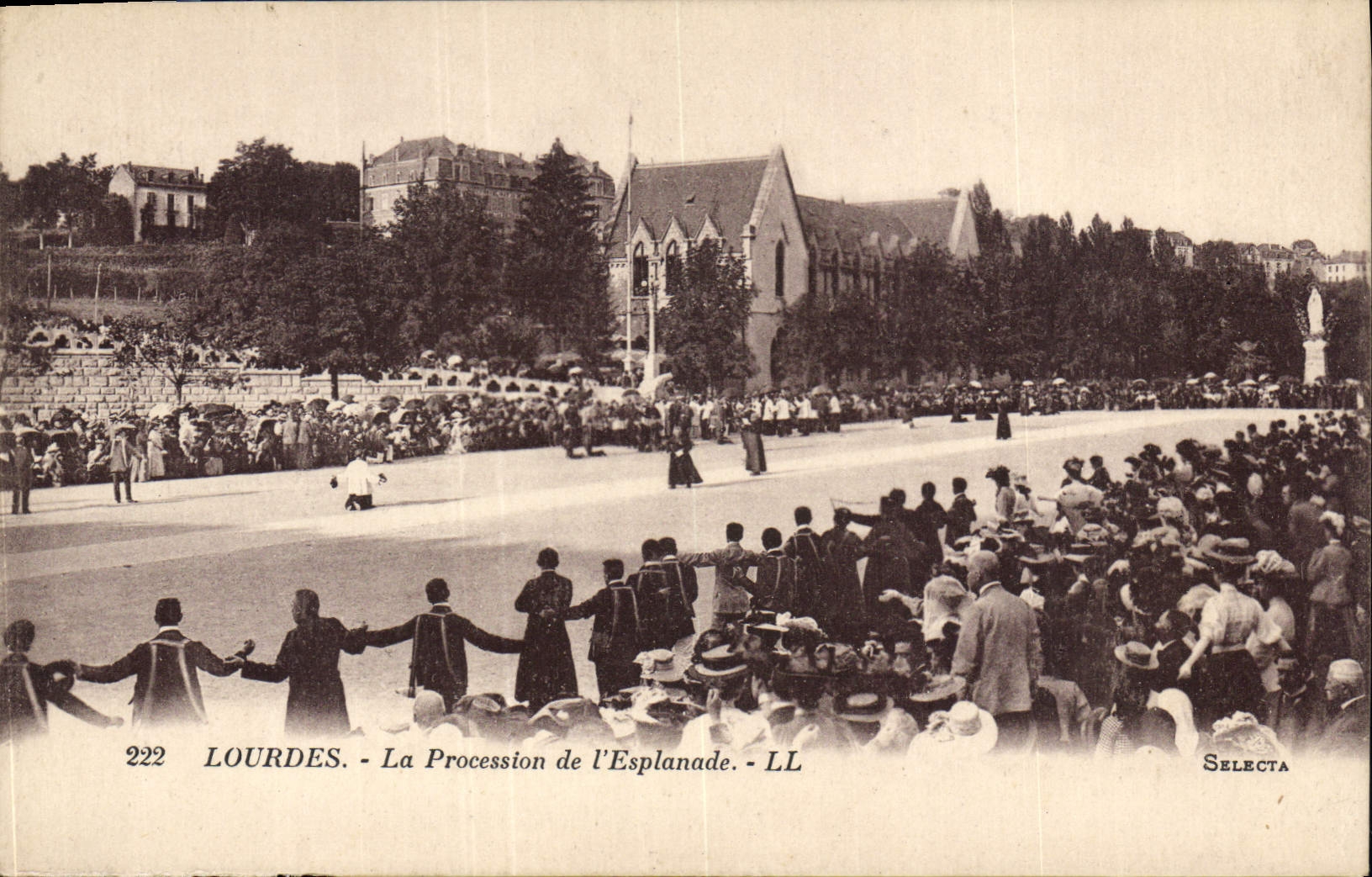 CPA Lourdes La Procession de l'Esplanade 