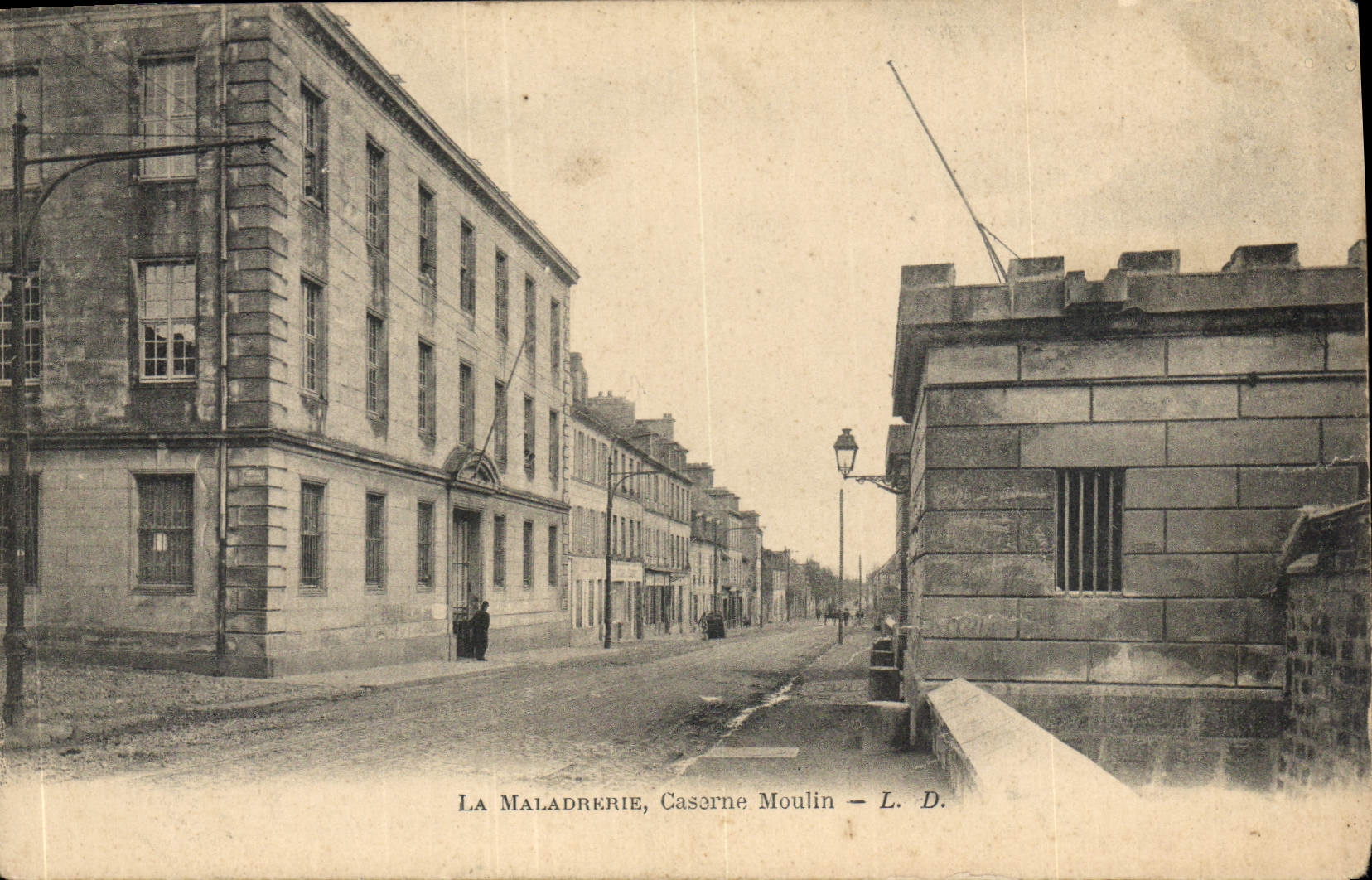 CPA La Maladrerie Casarne Moulin Militaria
