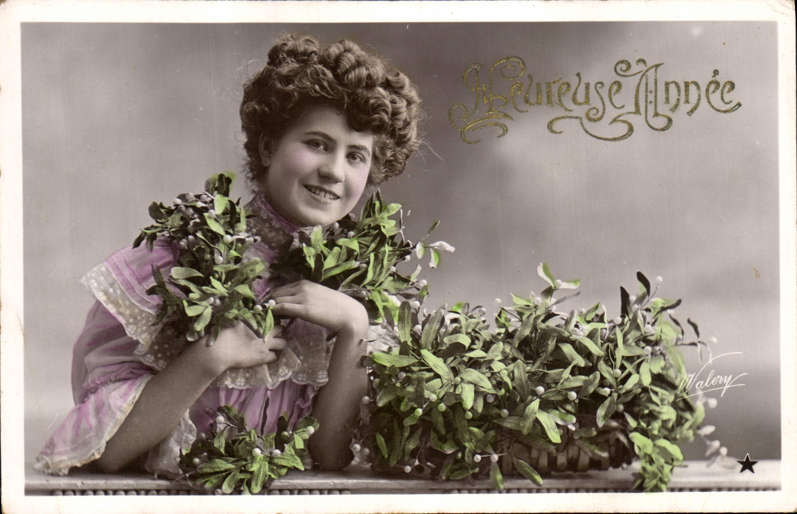Jeune femme avec guirlande de gui — Heureuse Année — éditeur Walory
