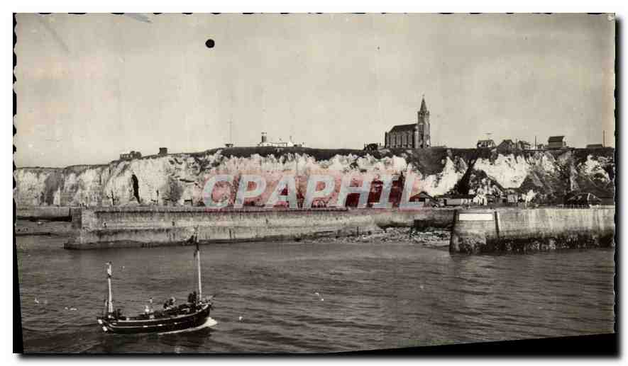 CPA Dieppe Sene Interieure Le chenal Chapelle N Dame de Bons Secours 