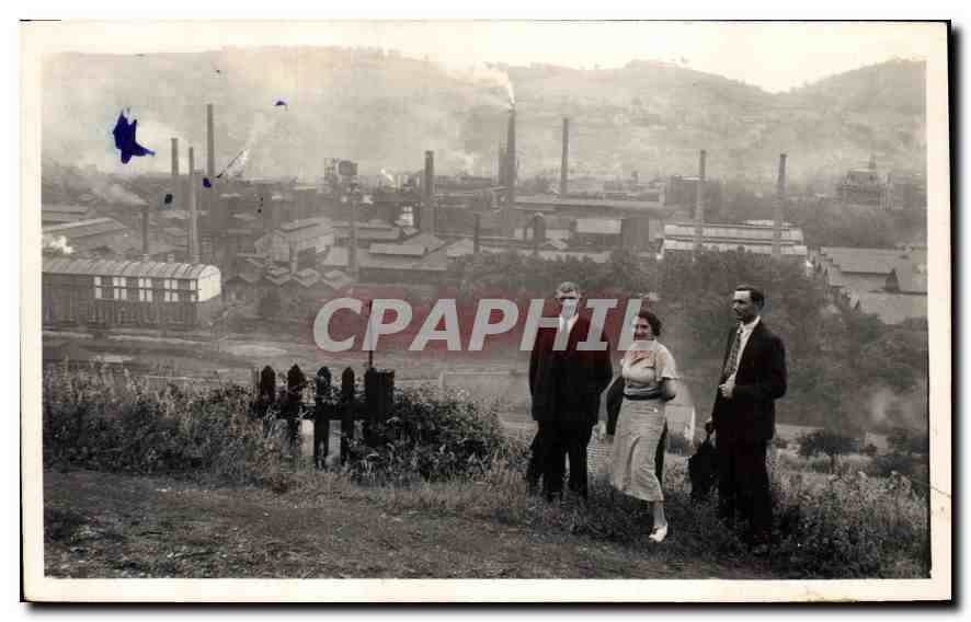 Vue d'usine industrielle — trois personnes sur un promontoire — éditeur non identifié