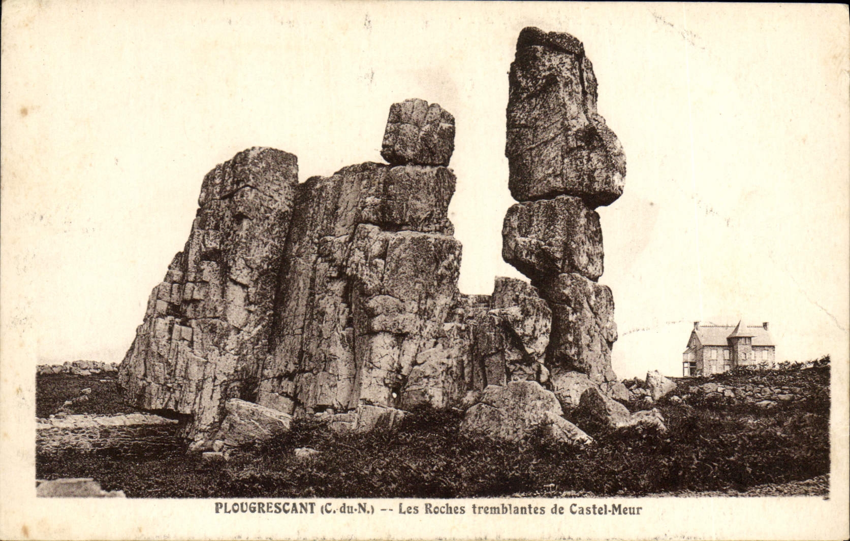 PLOUGRECANT (C. du-N.) — Les Roches tremblantes de Castel-Meur