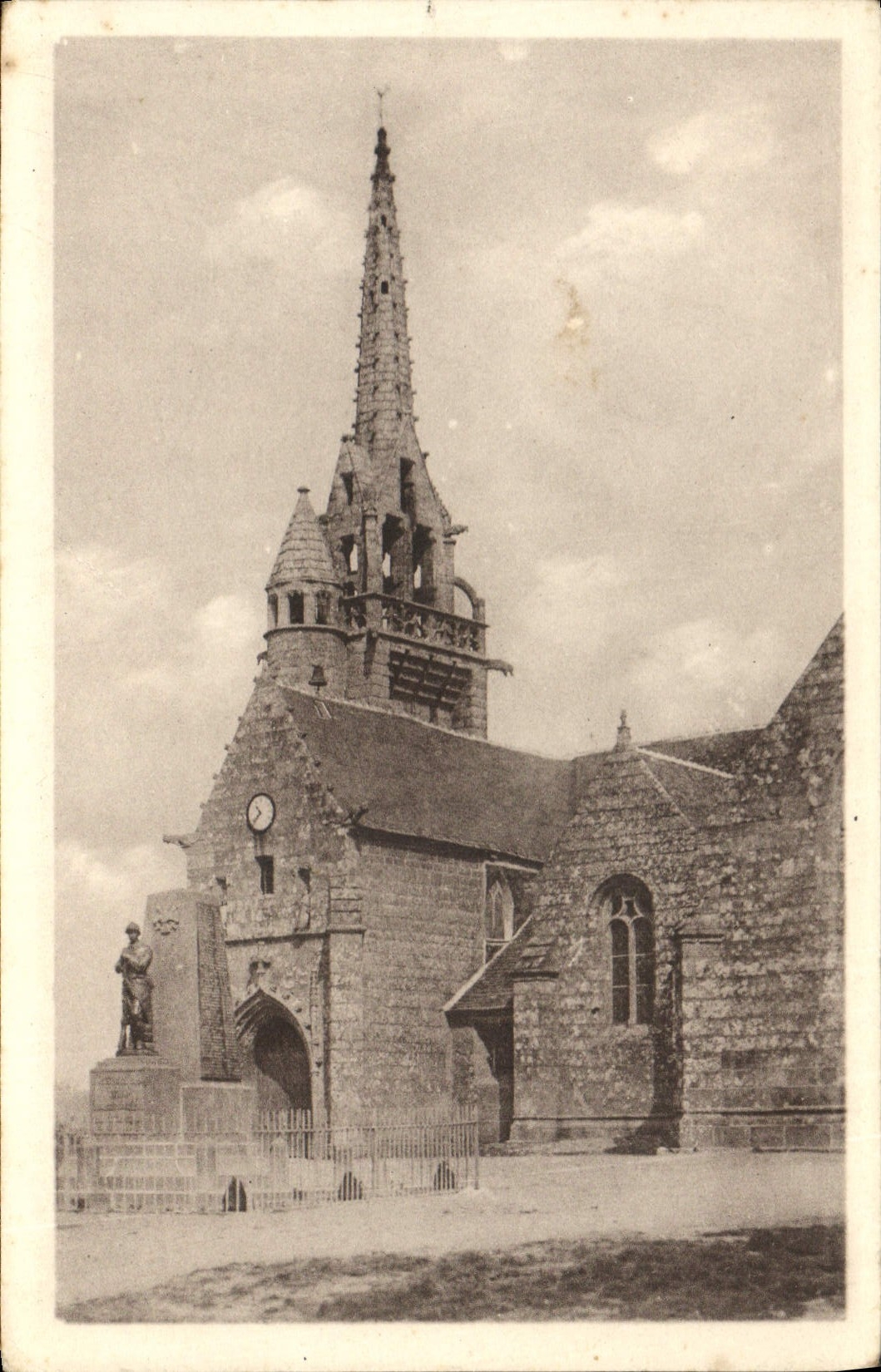 CPA Ploumilliau C du N Le Clocher et le Monument aux Morts 