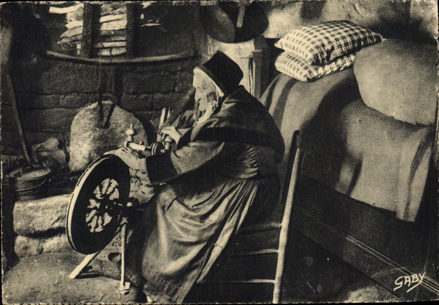 CPA La Bretagne Vieille Femme du Faouet au rouet 