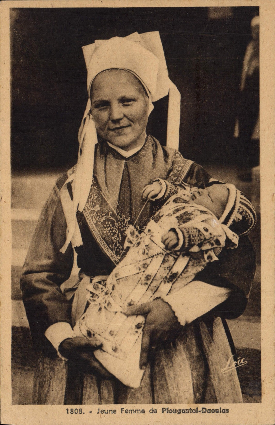 CPA Jeune Femme de Plougastel Daoulas 