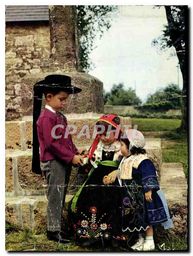 CPA La Bretagne en Couleurs Enfants en costume de Plougastel Daoulas 