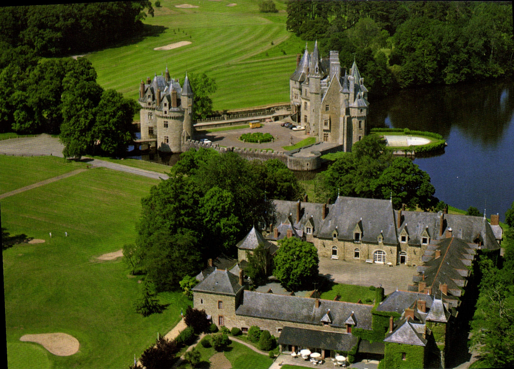 CPA La France Vue du Ciel Missillac Loire Atlantique L'Hotel du Golf et le Chateau de la Bretesche 