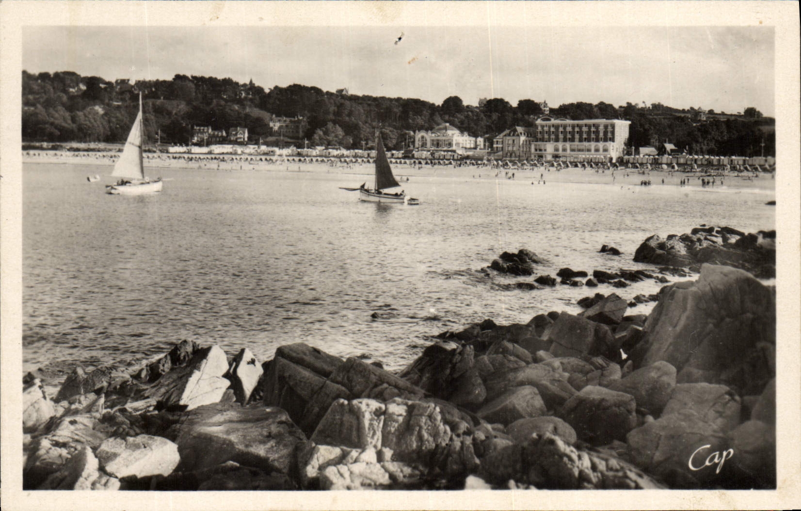 Cap Fréhel — vue de la plage et du port — éditeur Cap