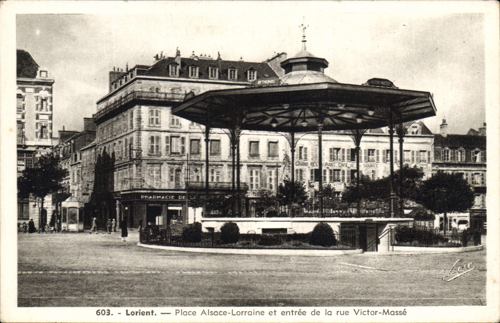 CPA Lorient Place Alsace Lorraine et entree de la rue Victor Masse 