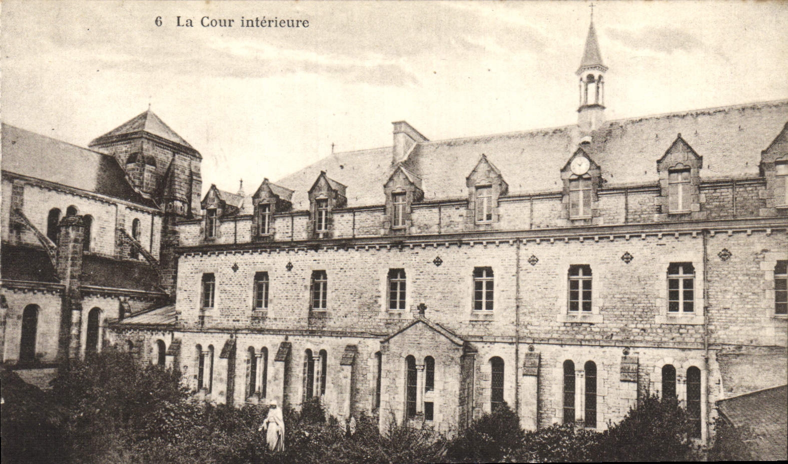 Cour intérieure — Abbaye de Notre Dame de Thymadeuc — O.C.R. en Bréhan Loudeac