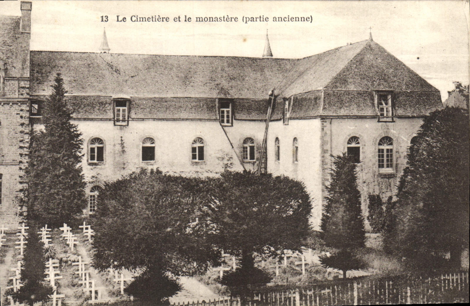 Cimetière et monastère (partie ancienne) — Abbaye de Notre Dame de Thymadeuc, O. C. R. en Bréhan Loudeac — éditeur non visible