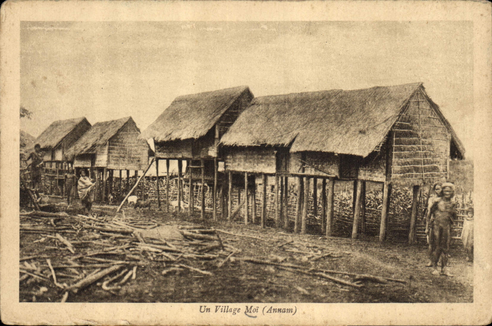 Un Village Moi (Annam) — maisons sur pilotis — A. Breger frères, Paris