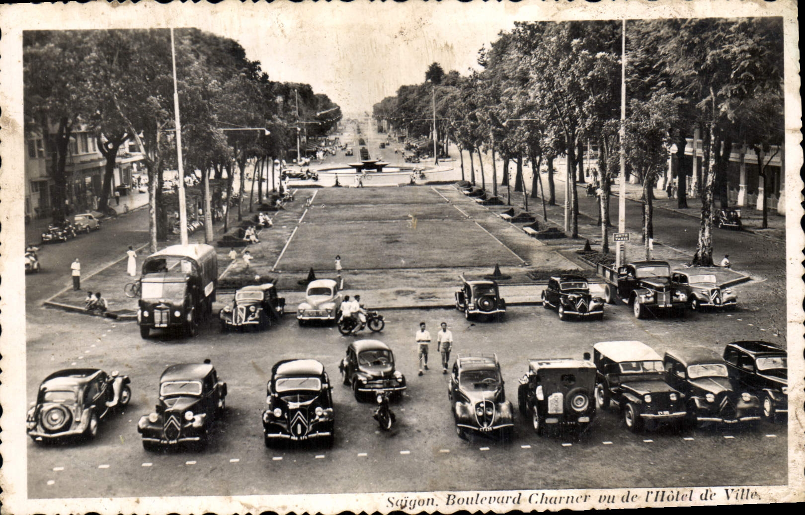 CPA Saigon Boulevard Charner vu de l'Hotel de Ville Indochine
