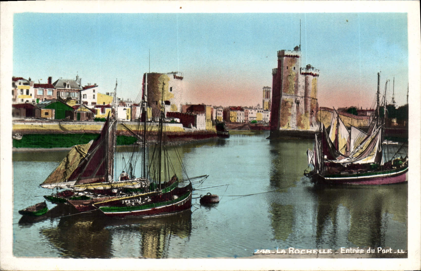 CPA La Rochelle Entree du Pont Bateaux