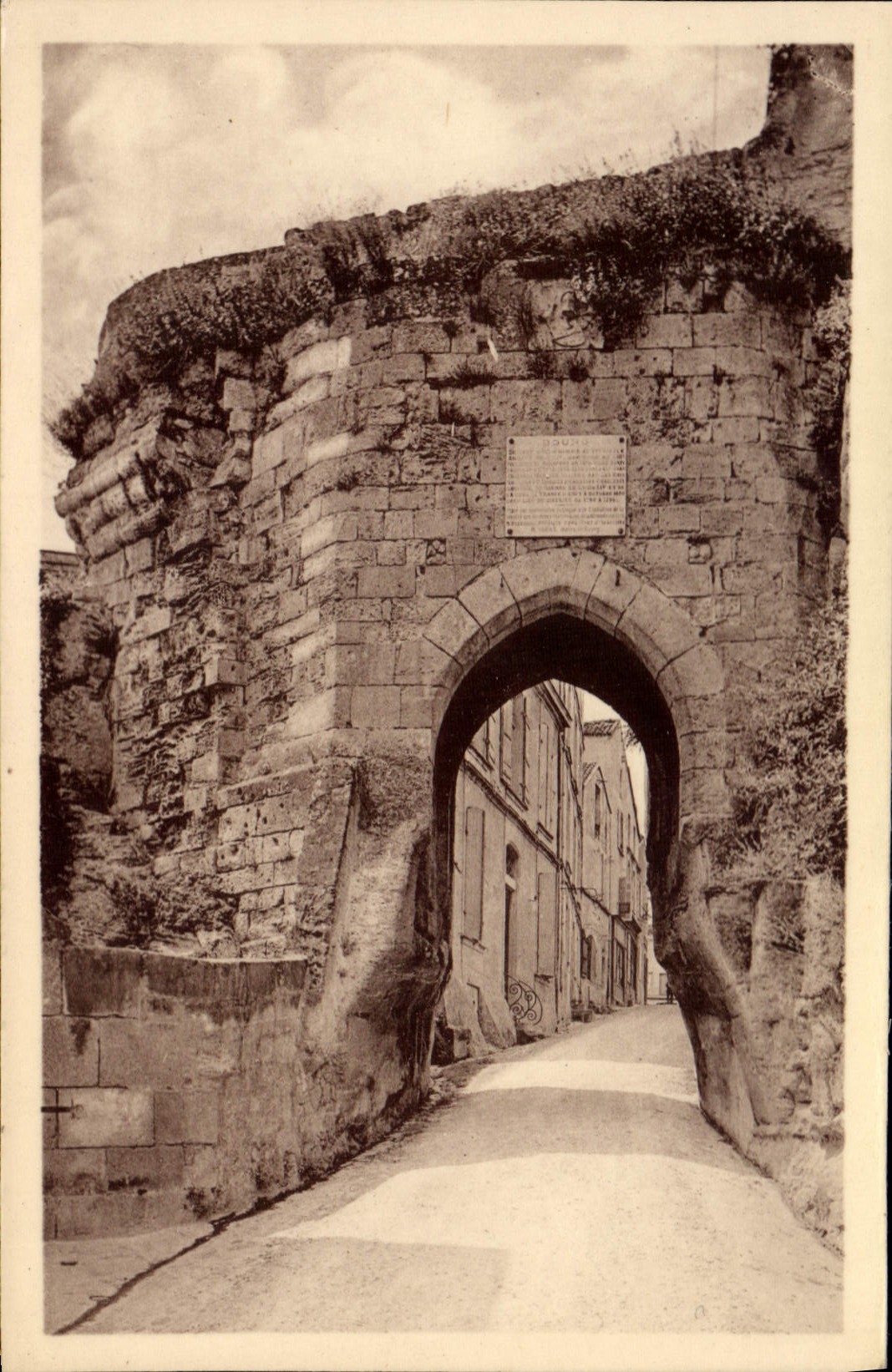 Bourg-sur-Gironde — Porte dite Batailleyre du 4e siècle — Carte postale