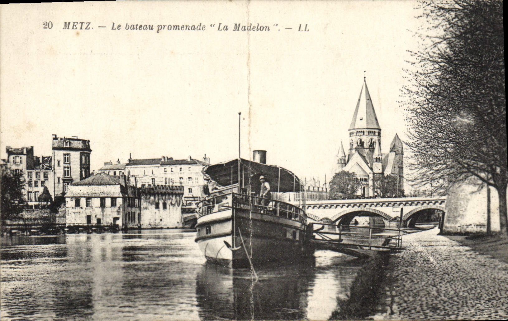 CPA Metz Le bateau promenade La Madelon Bateau