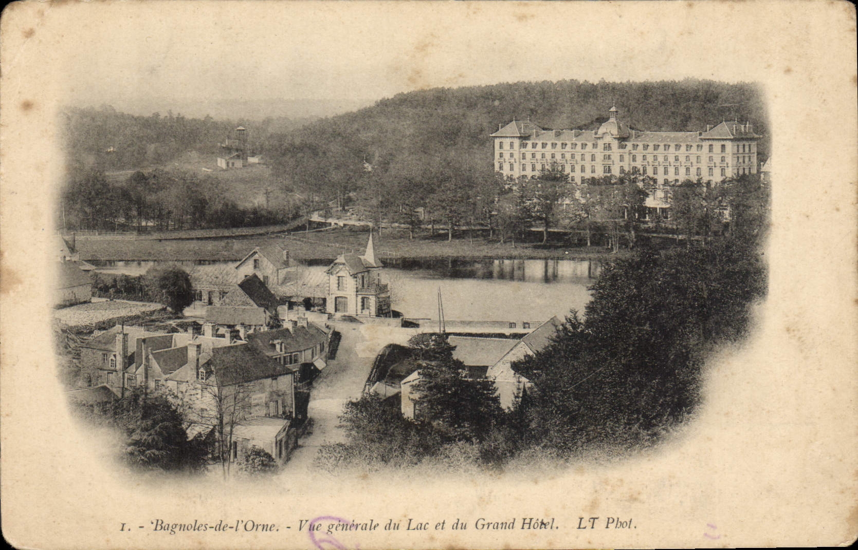 CPA Bagnoles de l'Orne Vue generale du Lac et du Grand Hotel 