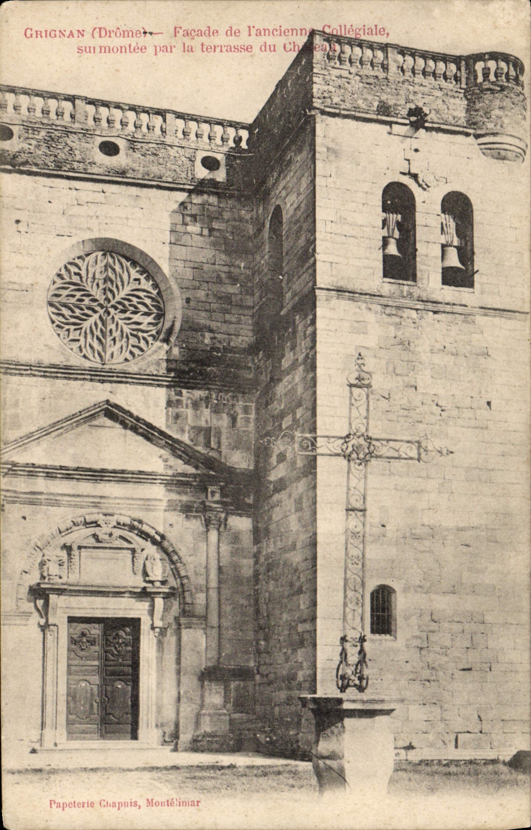 Grignan (Drôme) — Façade de l'ancienne Collégiale, surmontée par la terrasse du Château — Papeterie Chapuis, Montélimar
