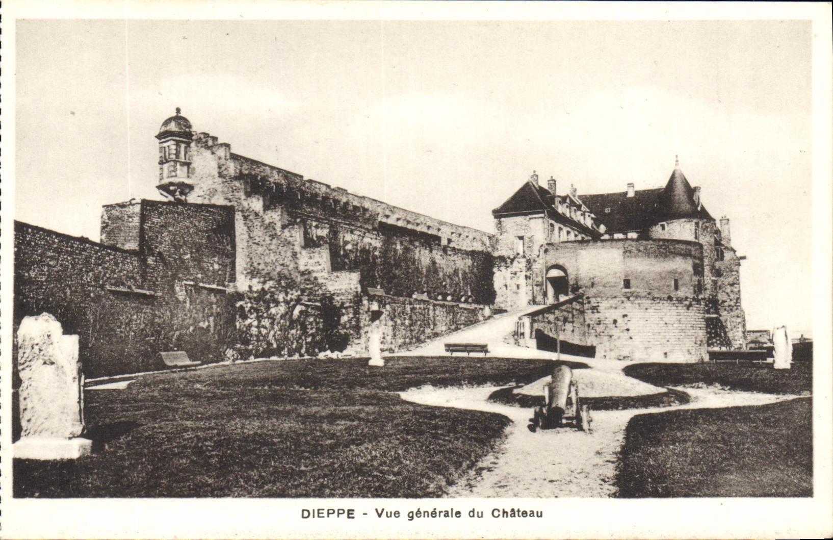 CPA Dieppe Vue generale du Chateau 