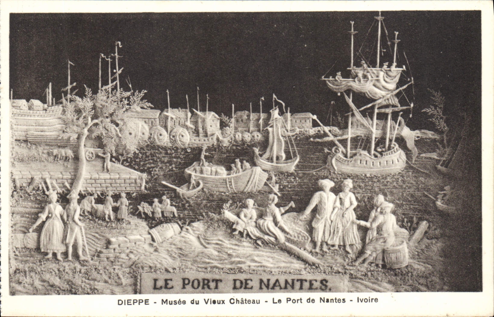 CPA Dieppe Musee du Vieux Chateau Le Port de Nantes Ivoire 