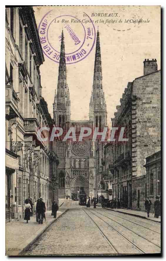 CPA Bordeaux La Rue Vital Cyries et les fleches de la Cathedrale 
