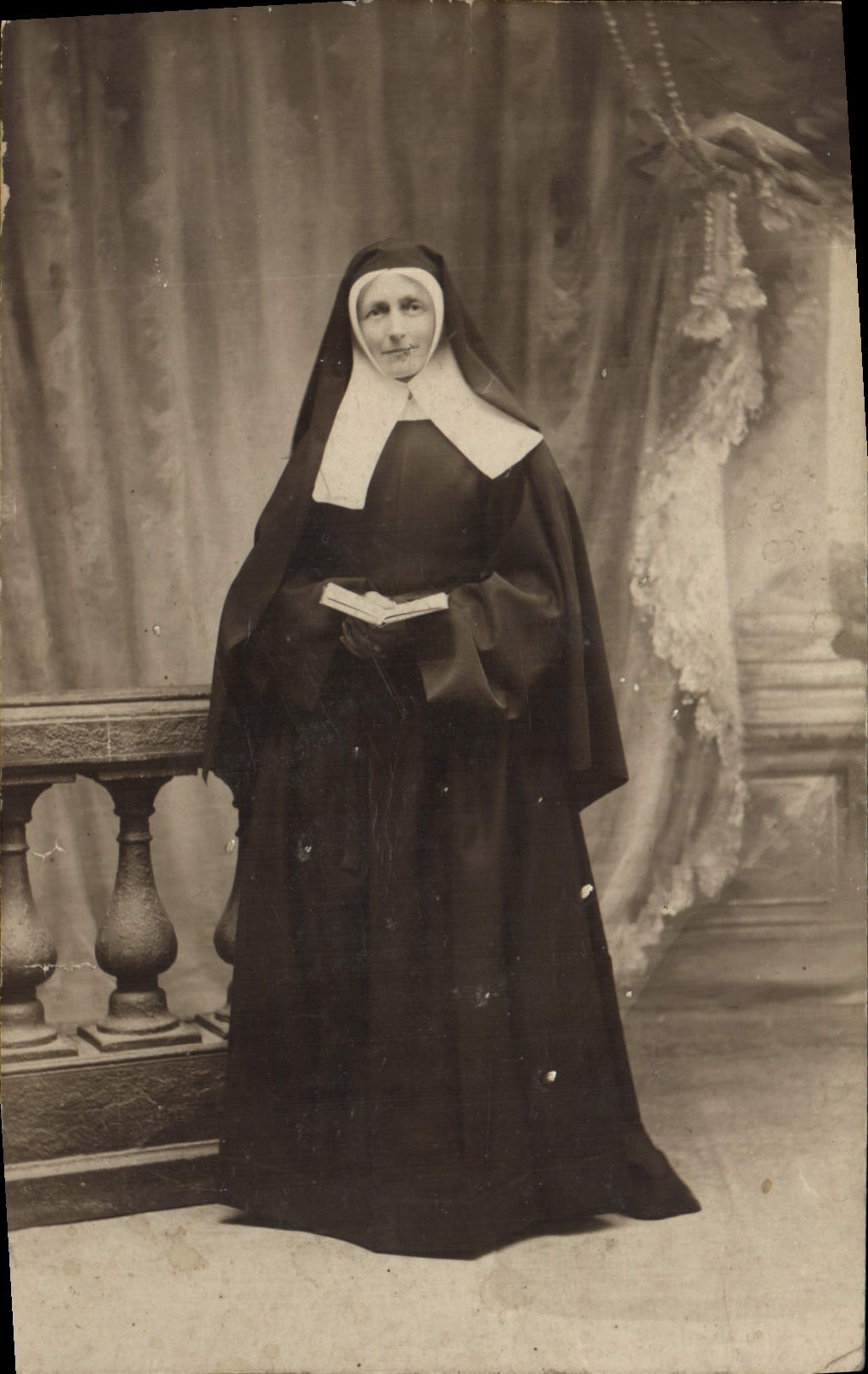 Sœur religieuse — portrait studio — Correspondance Saint-Joseph