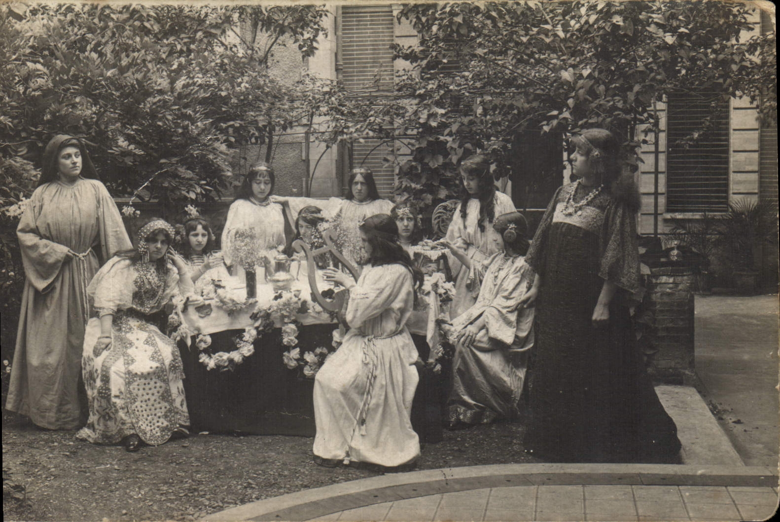 Fiesta de jóvenes mujeres en trajes orientales — R. Duvau — Colombes - Anverso