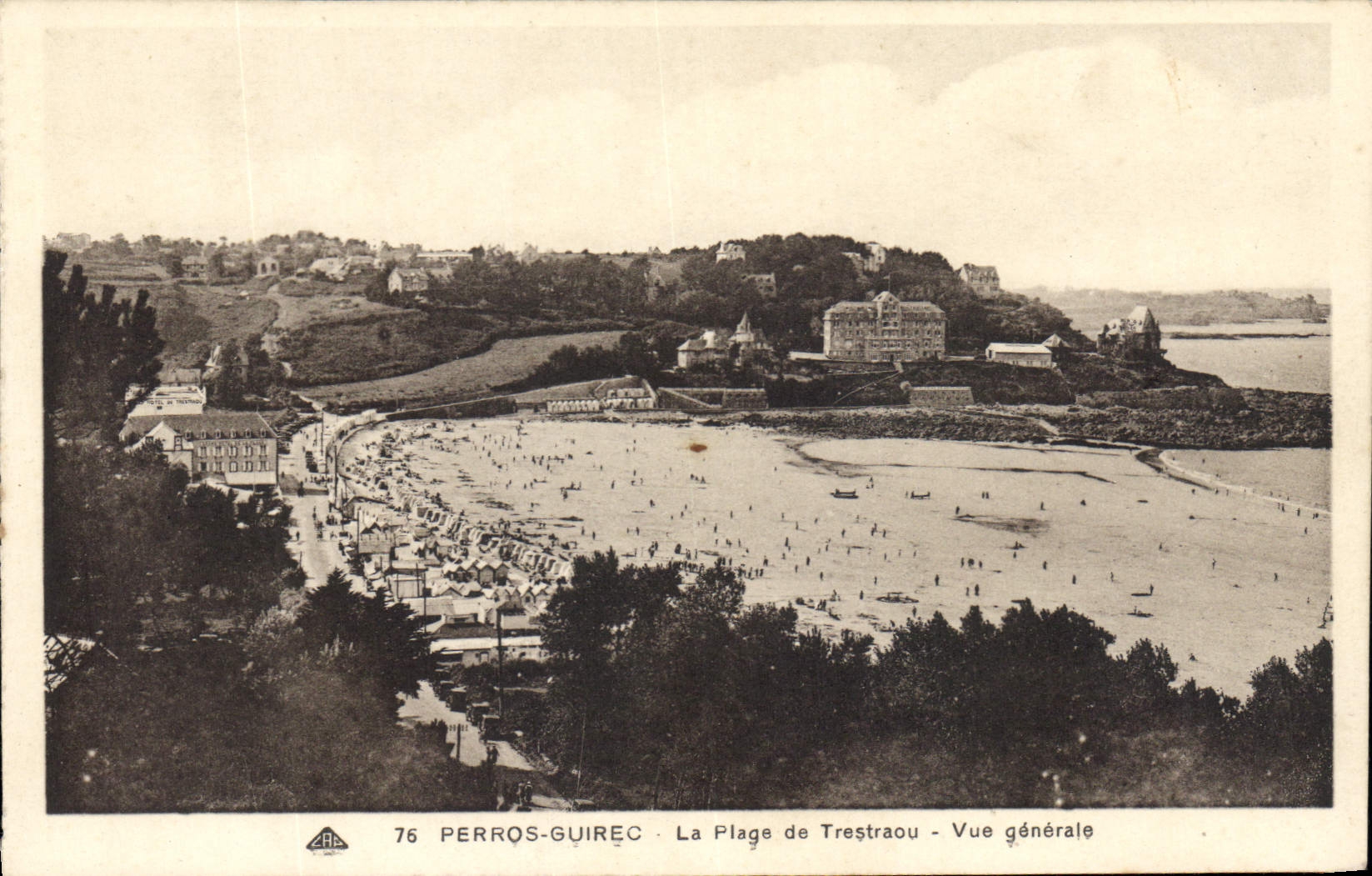 Perros-Guirec — La Plage de Trestrao — Vue générale — éditeur ABE, n° 76
