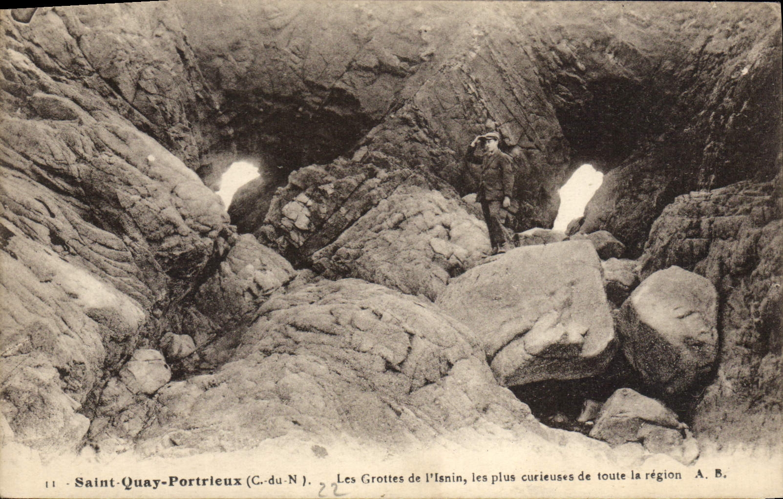CPA Saint Quay Portrieux Les Grottes de l'Isnin les plus curieuses de toute le region 